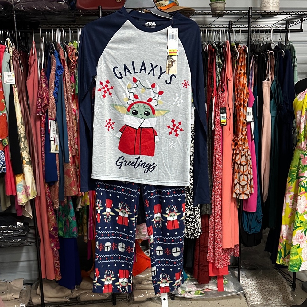 NWT DISNEY STAT WATS HOLIDAYS PJS